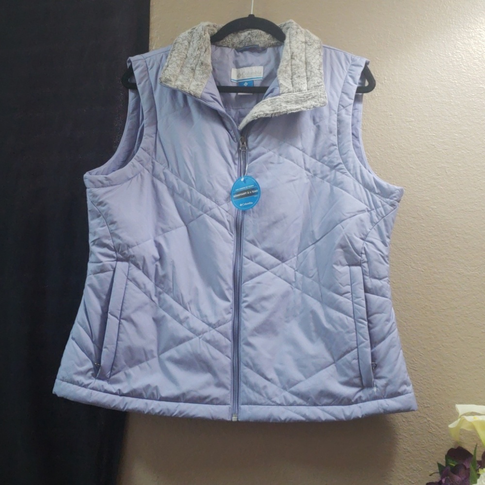 NWT Columbia zip up vest lilac & fur trim collar